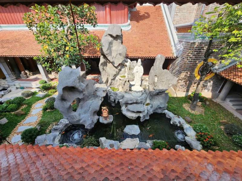 Núi non bộ chất liệu đá lũa xanh đen