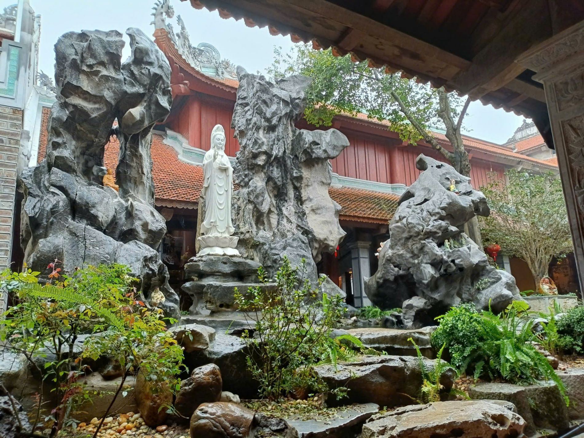 Núi non bộ chất liệu đá lũa xanh đen