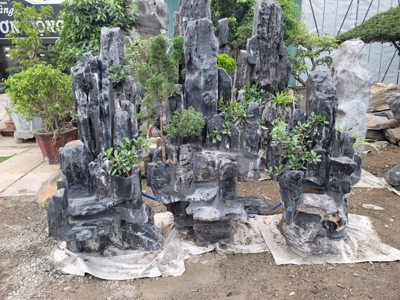 Núi non bộ chất liệu đá xanh đen cao 2.8m