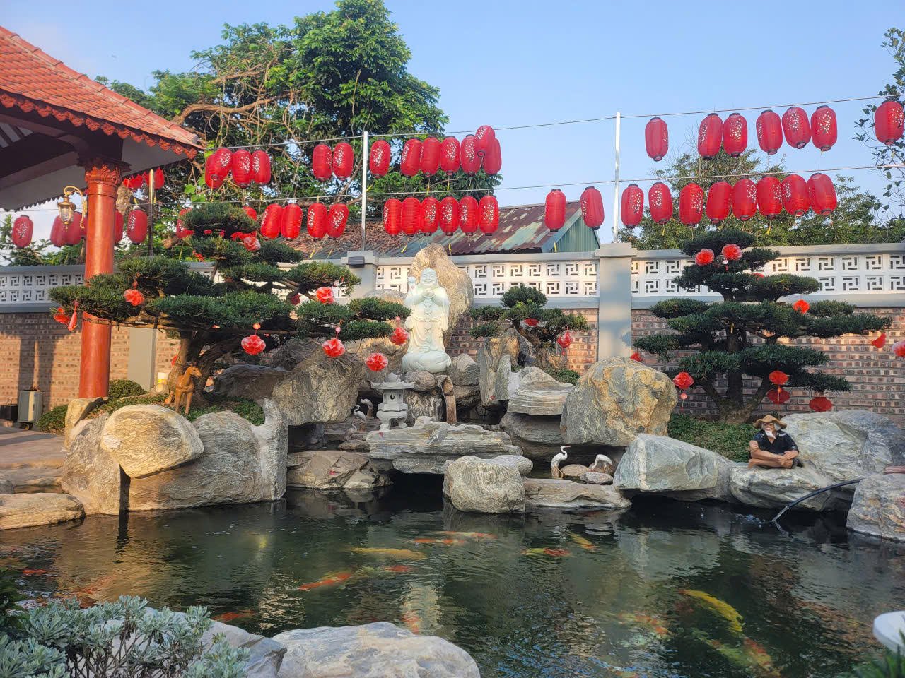 Mẫu Hồ Cá Koi Sân Vườn Đẹp Kết Hợp Tiểu Cảnh Đá Tự Nhiên & Bonsai Nghệ Thuật