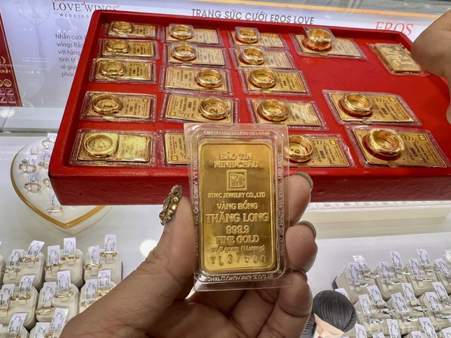 Giá vàng hôm nay 7/4: Tiếp tục đi xuống