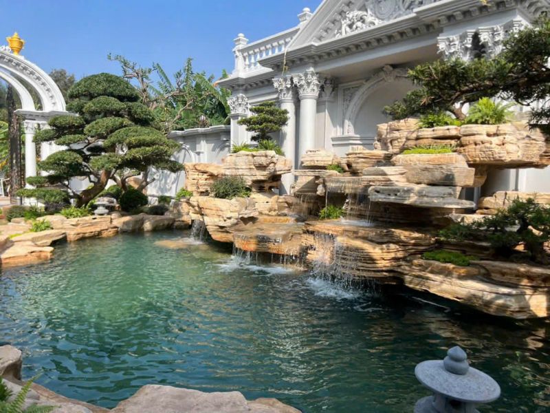 🌸 Xu hướng thiết kế sân vườn – hồ cá koi, non bộ và thác nước đang “lên ngôi”