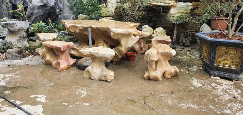 🌿 Bài 1: Bàn đá – Điểm nhấn tinh tế cho không gian sân vườn